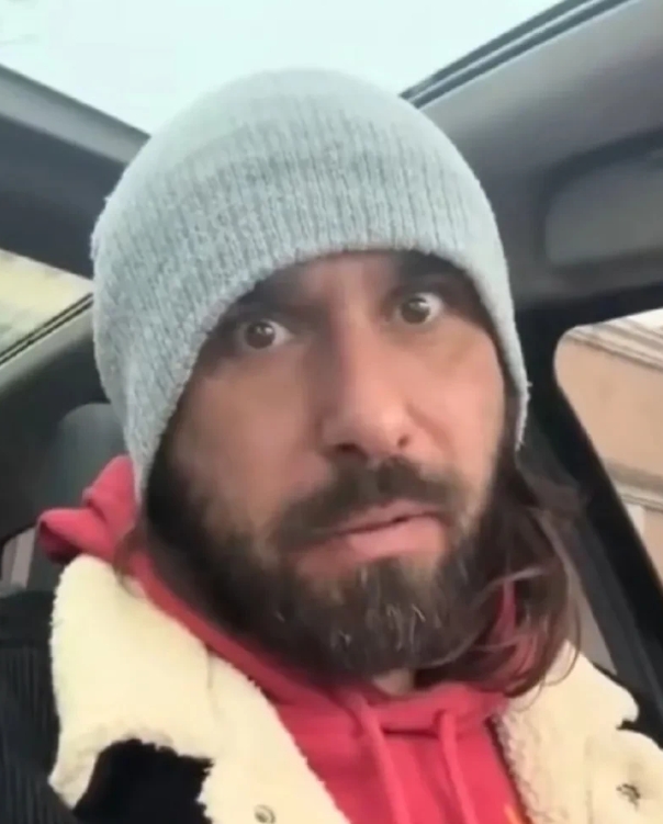 这位哈尔科夫当地居民称，近几个月来哈尔科夫市的所有酒店都住满了乌克兰军方人员和外