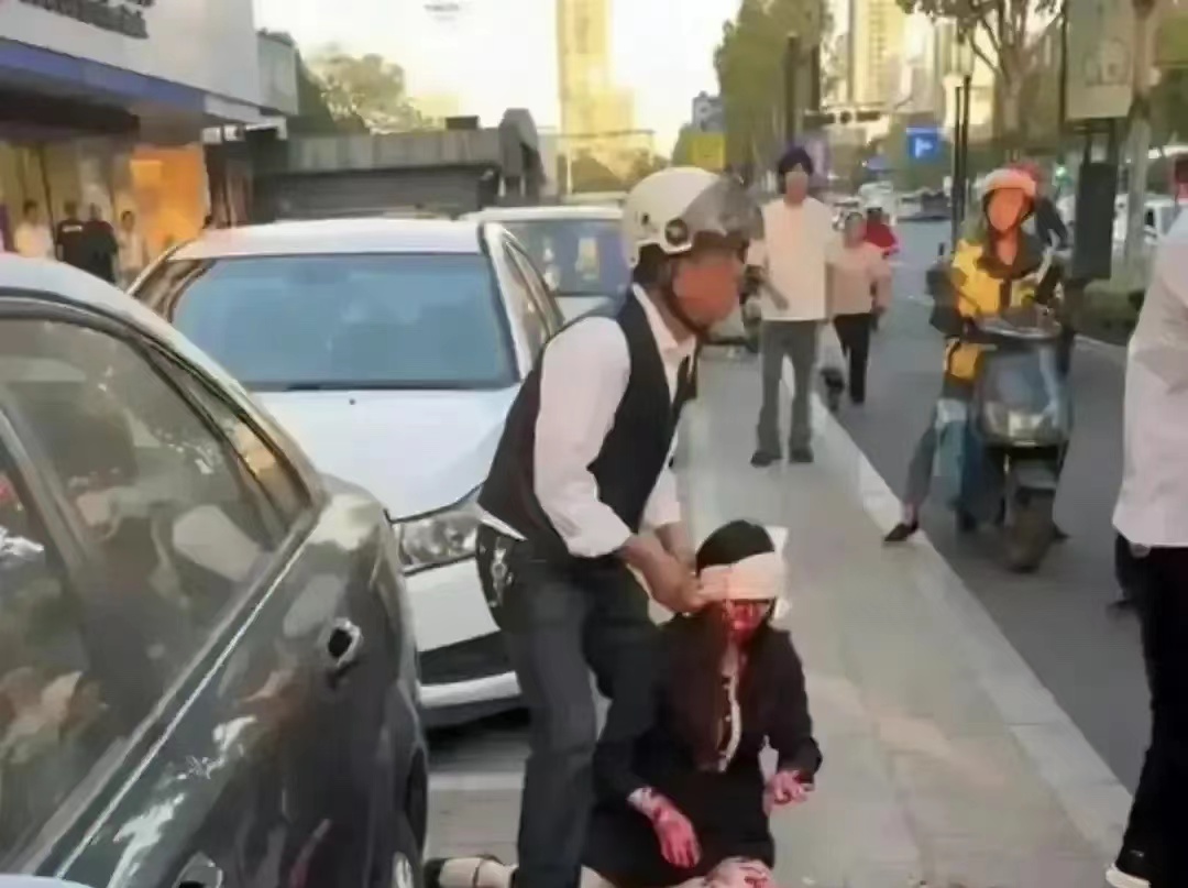 这位女律师也是够惨的，被人一榔头砸得头破血流，听说大难不死，却无力的躺在床上嚎啕