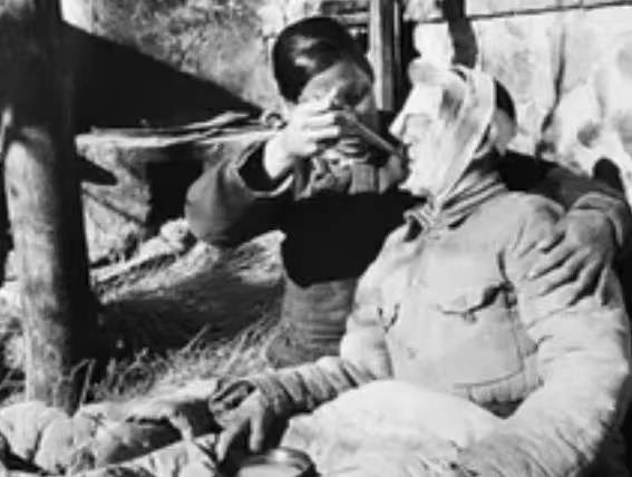 936年，一红军团长因伤势过重逐渐没了气息，战友们含着泪找来树枝杂草，轻轻盖在他