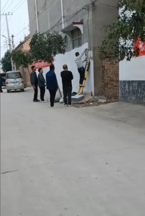 昨天航天员江新林登上太空，当地给他家送去种地急需用的化肥不说，村里的电工和干部又