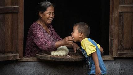 我和妹妹一起做留守儿童，她三岁时被接到城里和爸妈一起生活，母亲却哭着对我说不该让妹妹受苦……