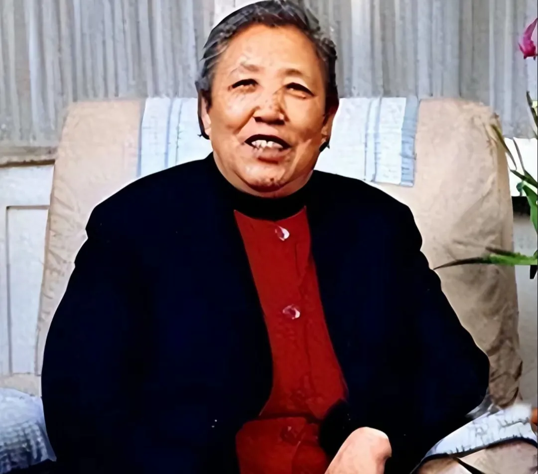 她15岁入党，18岁和主席成亲，如今仍健在，却鲜少露面，你知道她是谁吗？
