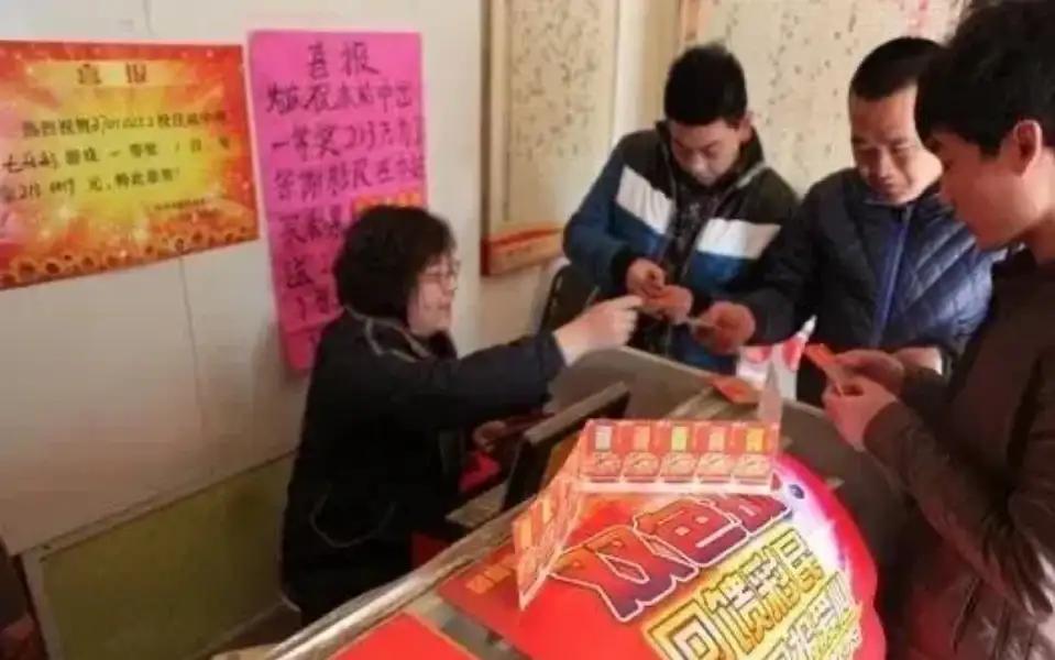 男子20元买了一张刮刮乐，发现中了5万，哪知道，当他到福彩中心兑奖时，对方竟称彩