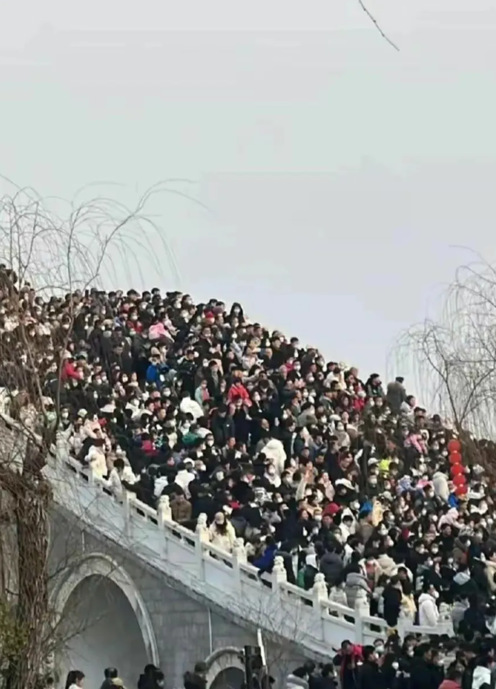 工人下岗，连尊严也一起陪着下岗。
曾几何时，工人当家做主，工人阶级领导一切，那个