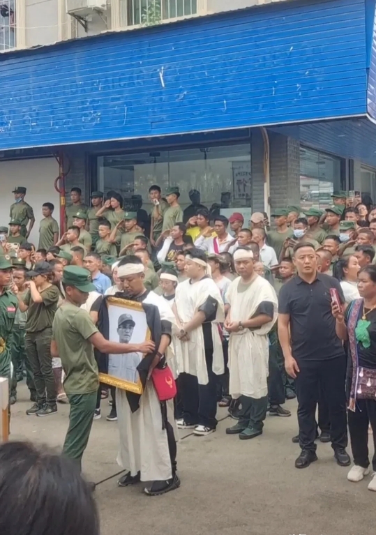 佤邦肖明亮出殡，跟中国传统一模一样！儿子手捧遗照，孙子披麻戴孝，遗体装在金色棺木