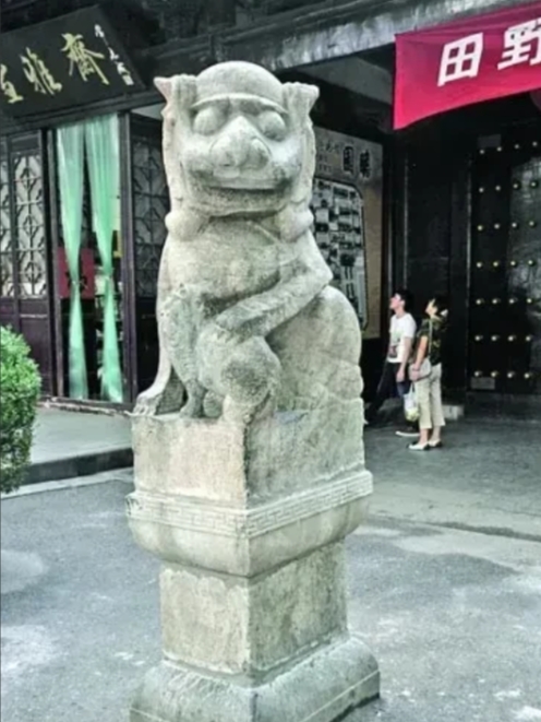 “天降大锅！”江苏南京，一卡车在公园门口掉头，不小心将一尊石狮撞烂，本以为赔个几