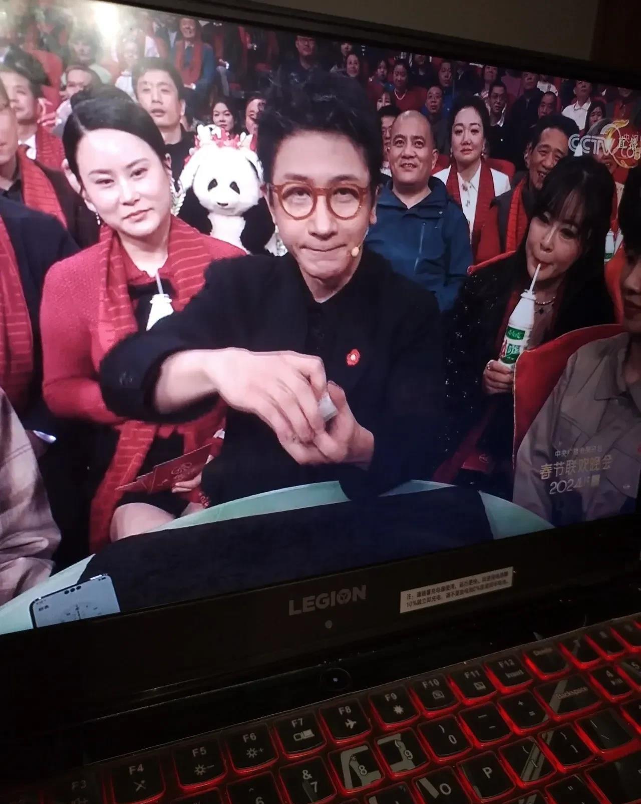 被春晚的广告恶心到了，
刘谦的魔术，突然有个大妈乱入，手里拿这个娃哈哈AD钙奶在