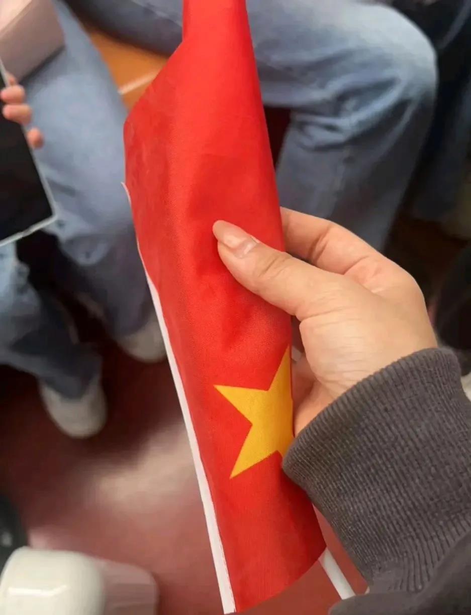 在地铁上，一个约五六岁的小女孩持续不停地踩踏一面小国旗。我实在看不下去了，就上前