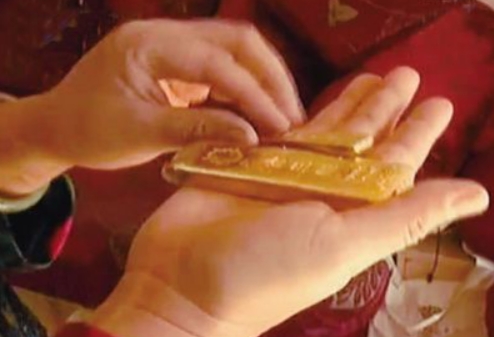 #男孩偷卖家中31斤金条变现565万# 
家里条件这么好，就该早让接受优质教育，