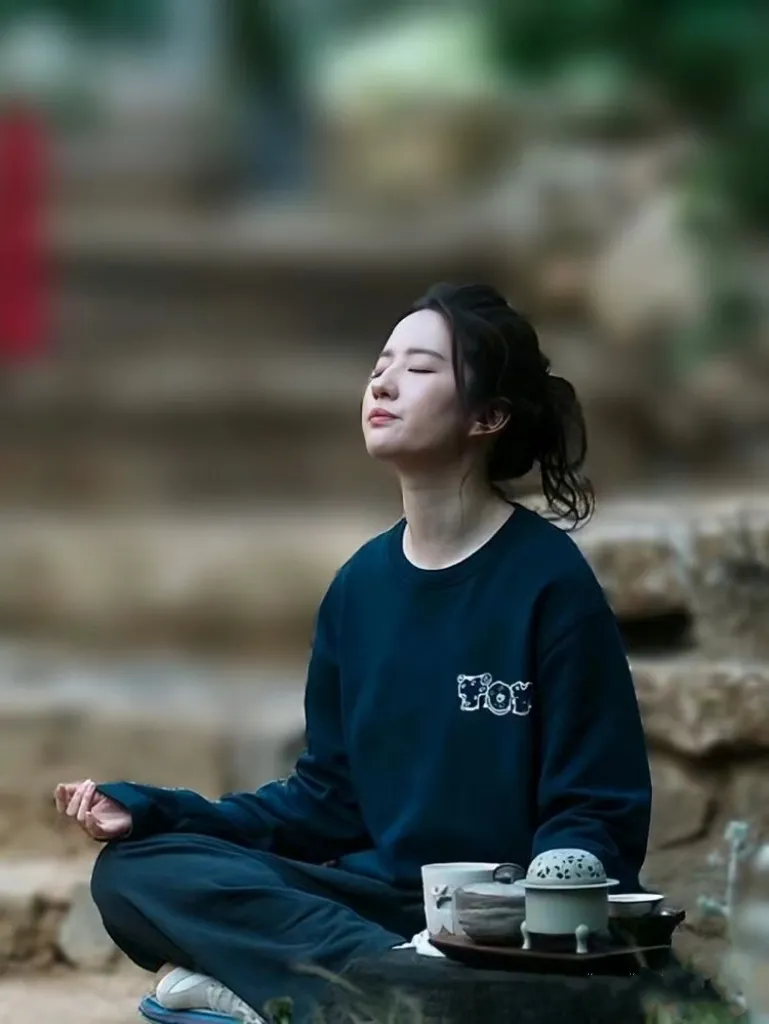 人民日报文案：

上天很有意思，猫喜欢吃鱼，猫却不能下水，鱼喜欢吃蚯蚂，鱼却不能