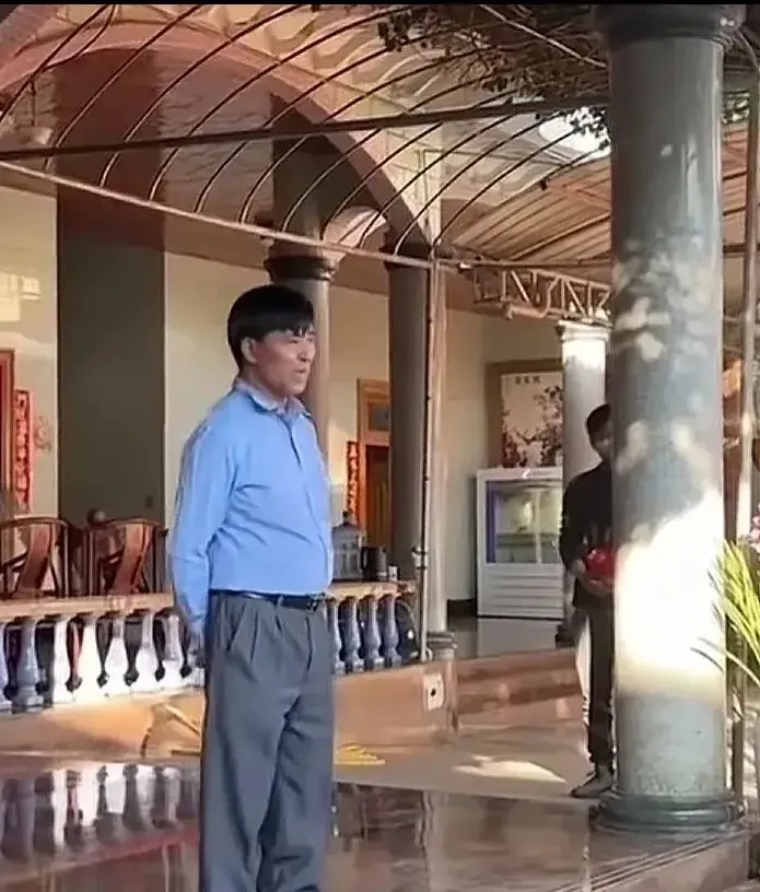 刘阿宝差点与明学昌一同成为新尸袋的归宿。老街的伪军发生了内讧，13号，白家手下的