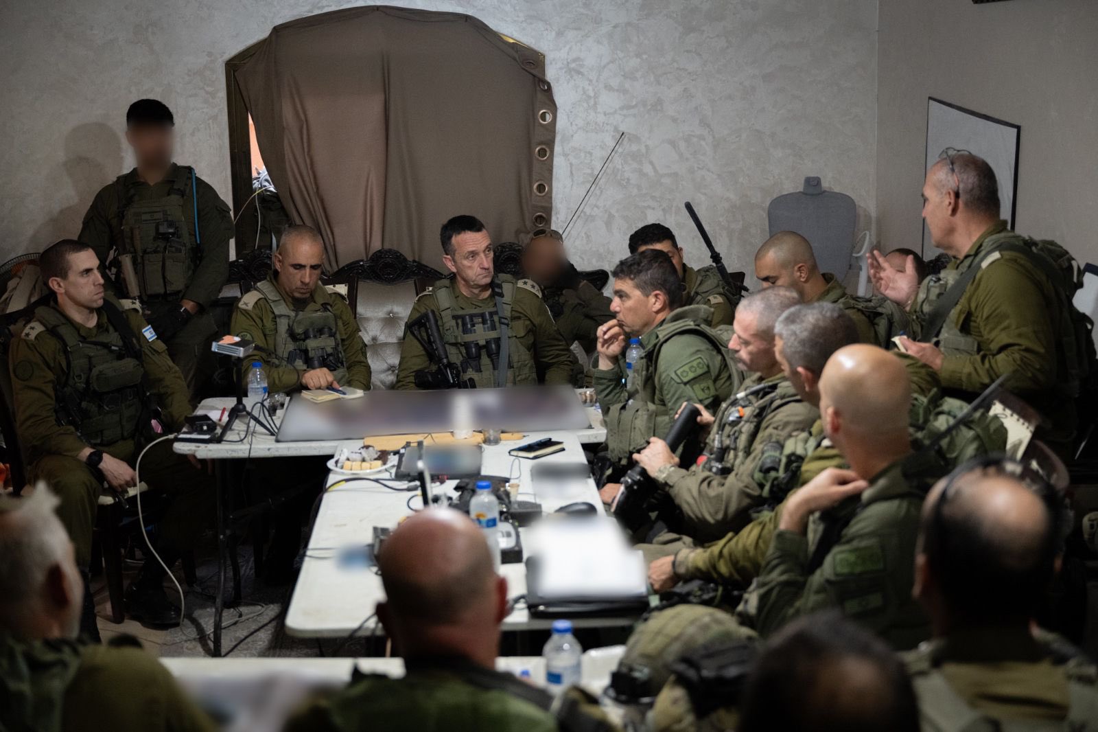 以军入侵加沙今日战斗遭受重挫：多名士兵伤亡，撤出加沙城西北地区......
12