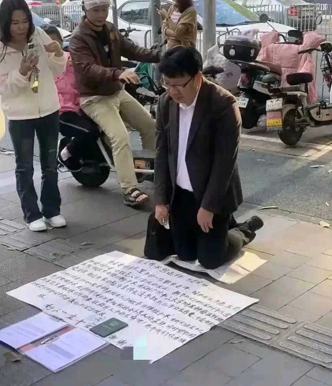 在深圳横岗街头，一位男子跪倒在地，他声泪俱下地请求帮助。据称，他是来自贵州的一名