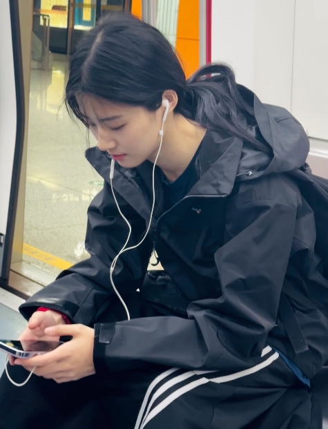 网友地铁偶遇卢昱晓。第一张live图 ​​​