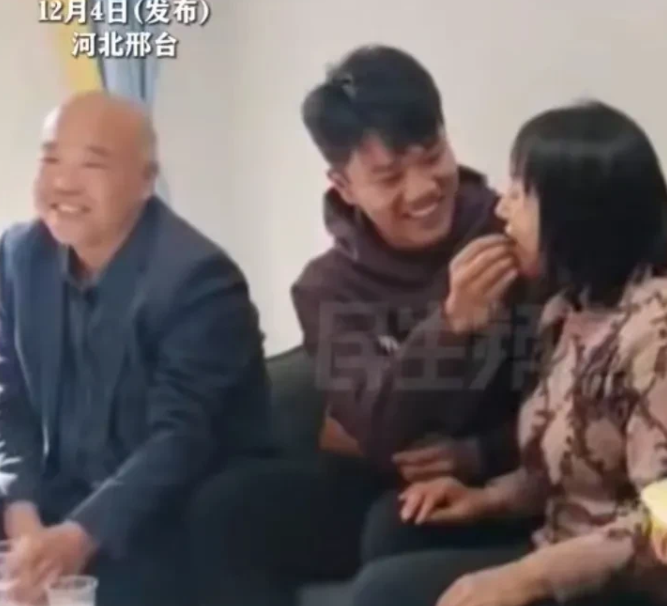 解清帅被曝是吃低保长大的。
看直播他说养他的爷爷奶奶现在跟着叔叔生活，养父死得早