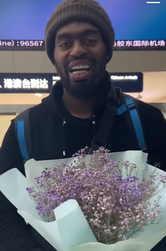 达卡里·约翰逊的归来，无疑为青岛男篮的内线注入了一股强大的力量。这位实力派球员，