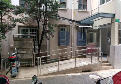 加装电梯对一楼的利益造成了哪些影响？这个问题问得好，我们来一起看看图，找出问题所