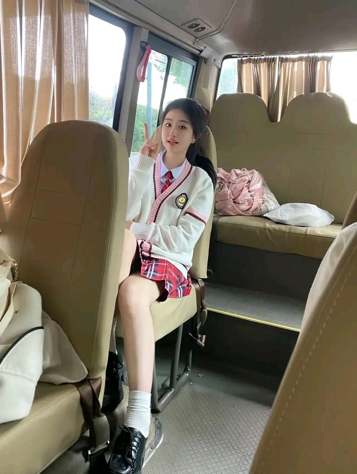甜美可爱的校服小姐姐，朝气蓬勃，像花儿一样美丽
