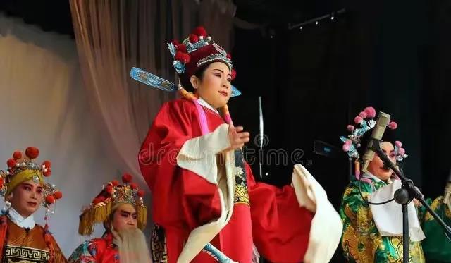 职业身份名称的新旧变迁

戏子，现在叫——明星
地主，现在叫——房地产商
先生，