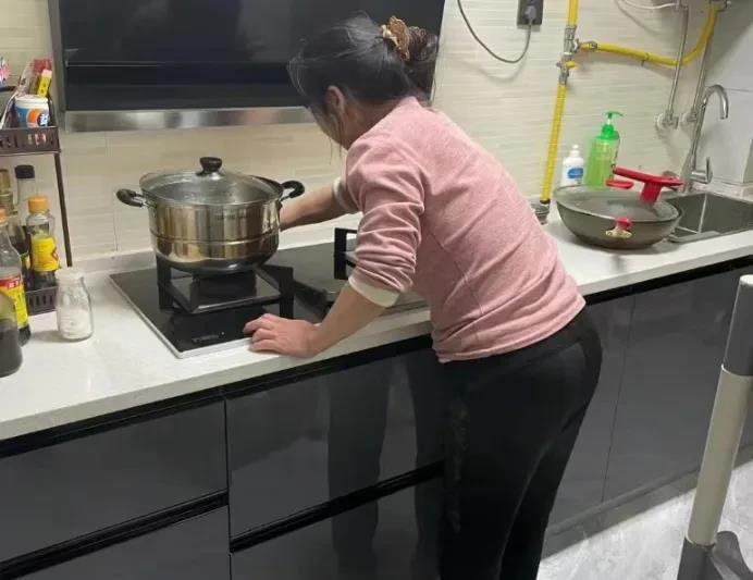 “难伺候！”儿子是程序员，找了四川女朋友，第一次来家里吃饭还带2瓶白酒，我忙前忙