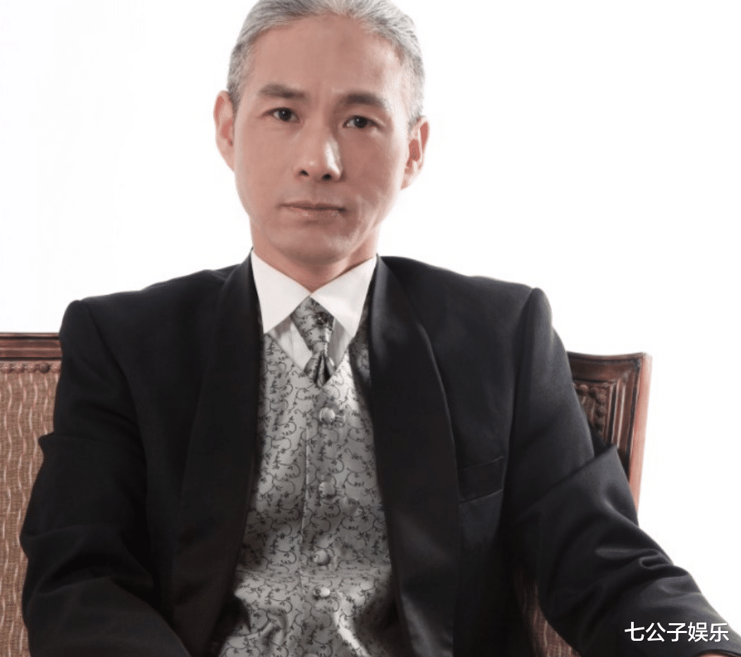 他曾登上春晚身价过亿，破产后却一夜白头，现在靠卖包子重整旗鼓
