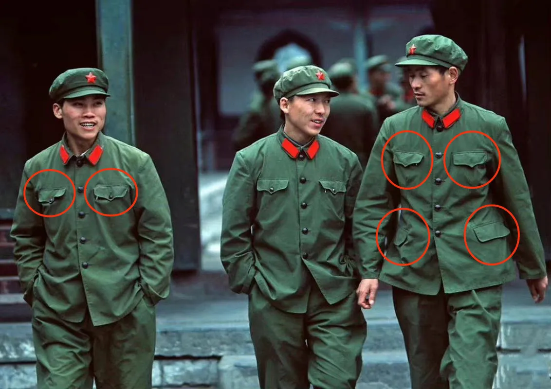 请大家注意看，照片中三名军人所穿的都是65式军装，可为什么要分两个口袋和四个口袋
