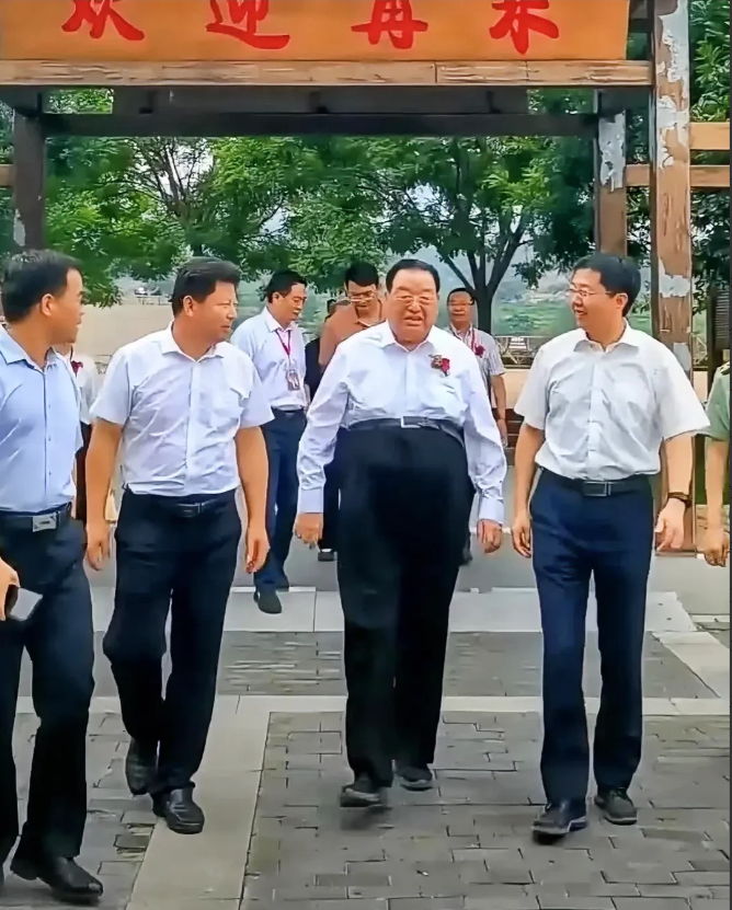 有些人生来就是做领导的。

看这眼神，这气势，这风度，无论怎样，别人都是学不来的