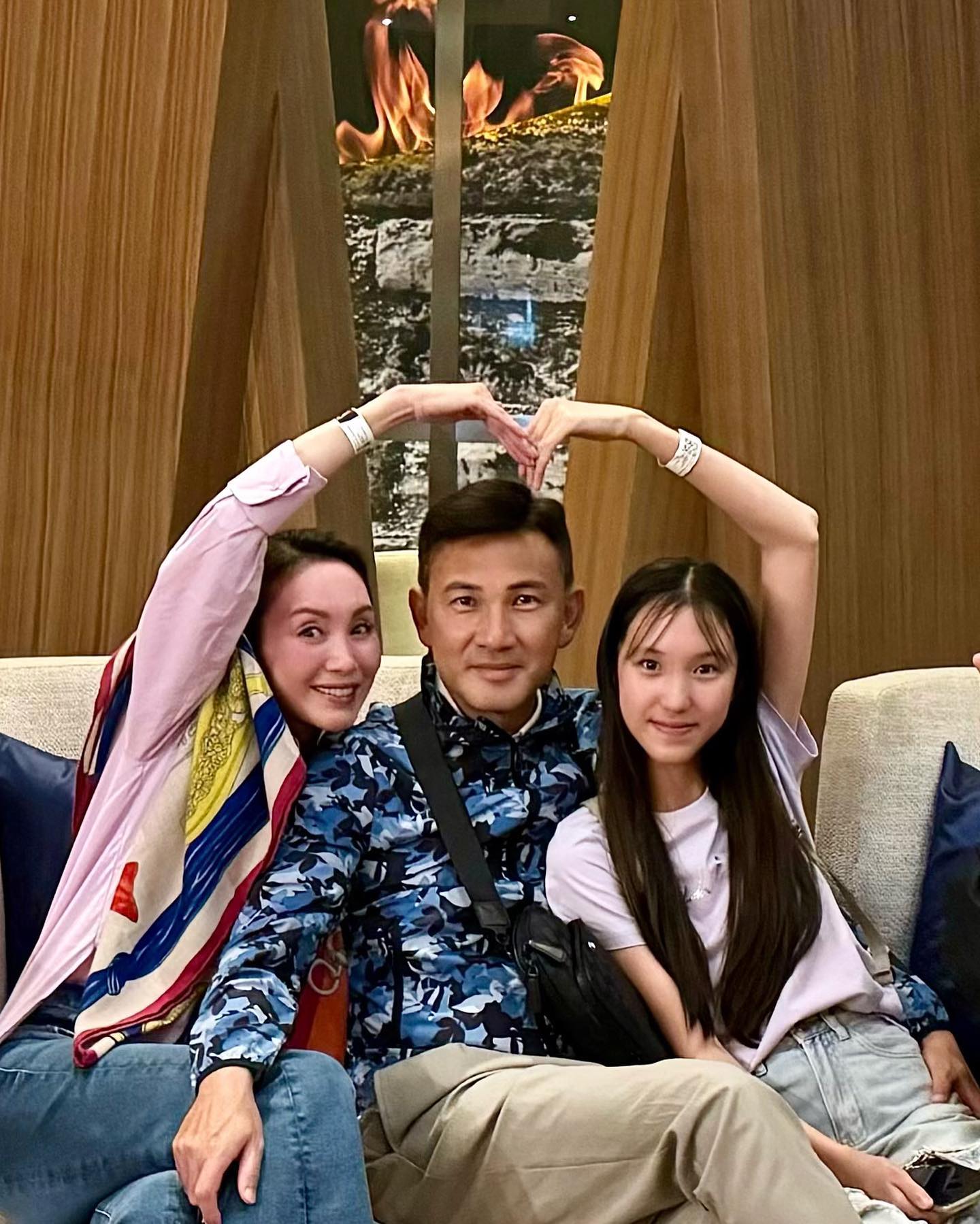 她是香港著名演员郭可盈和林文龙的独生女，今年已经13岁长得亭亭玉立，遗传到父母好
