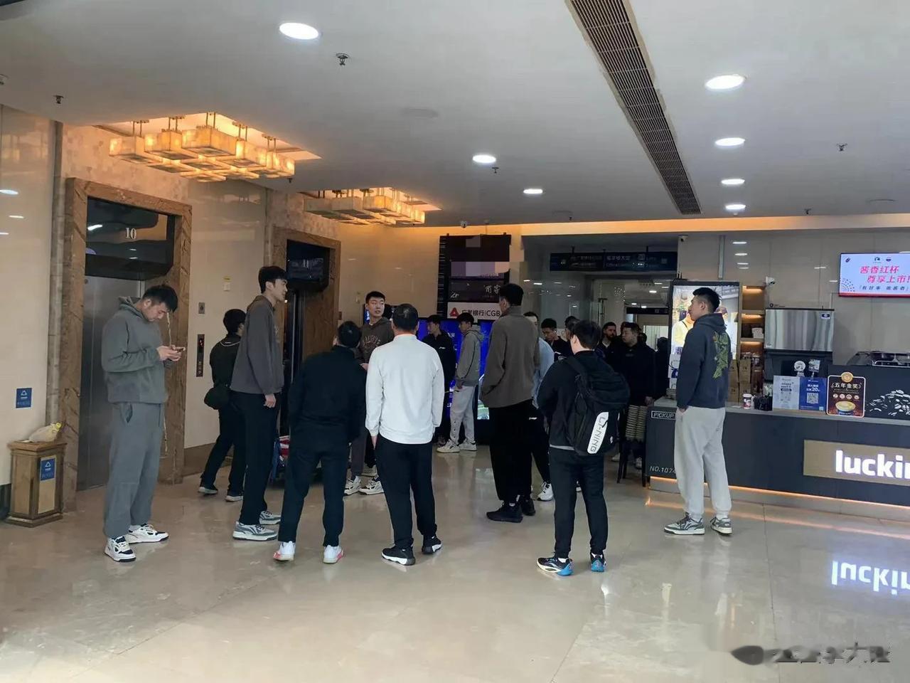 郭士强做东宴请辽宁男篮，有球迷在广州酒家偶遇辽宁全队，品尝广州美食，应该是郭导请