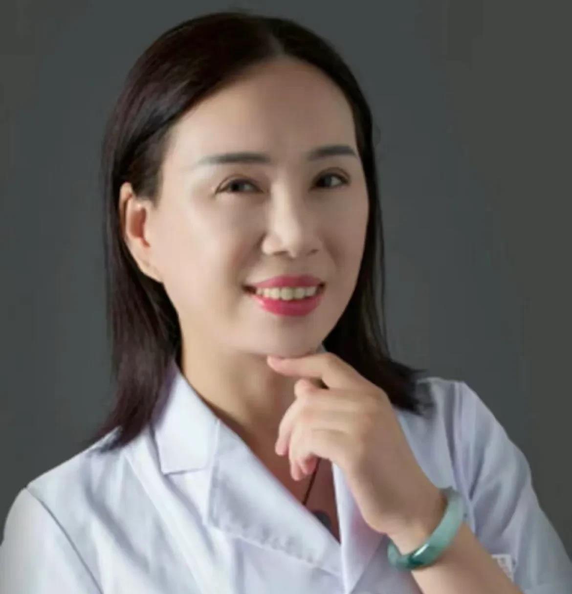 给贩卖出生证的“巾帼”女院长算笔账：
一套出生证明9.6万，其中叶有芝得6.6万