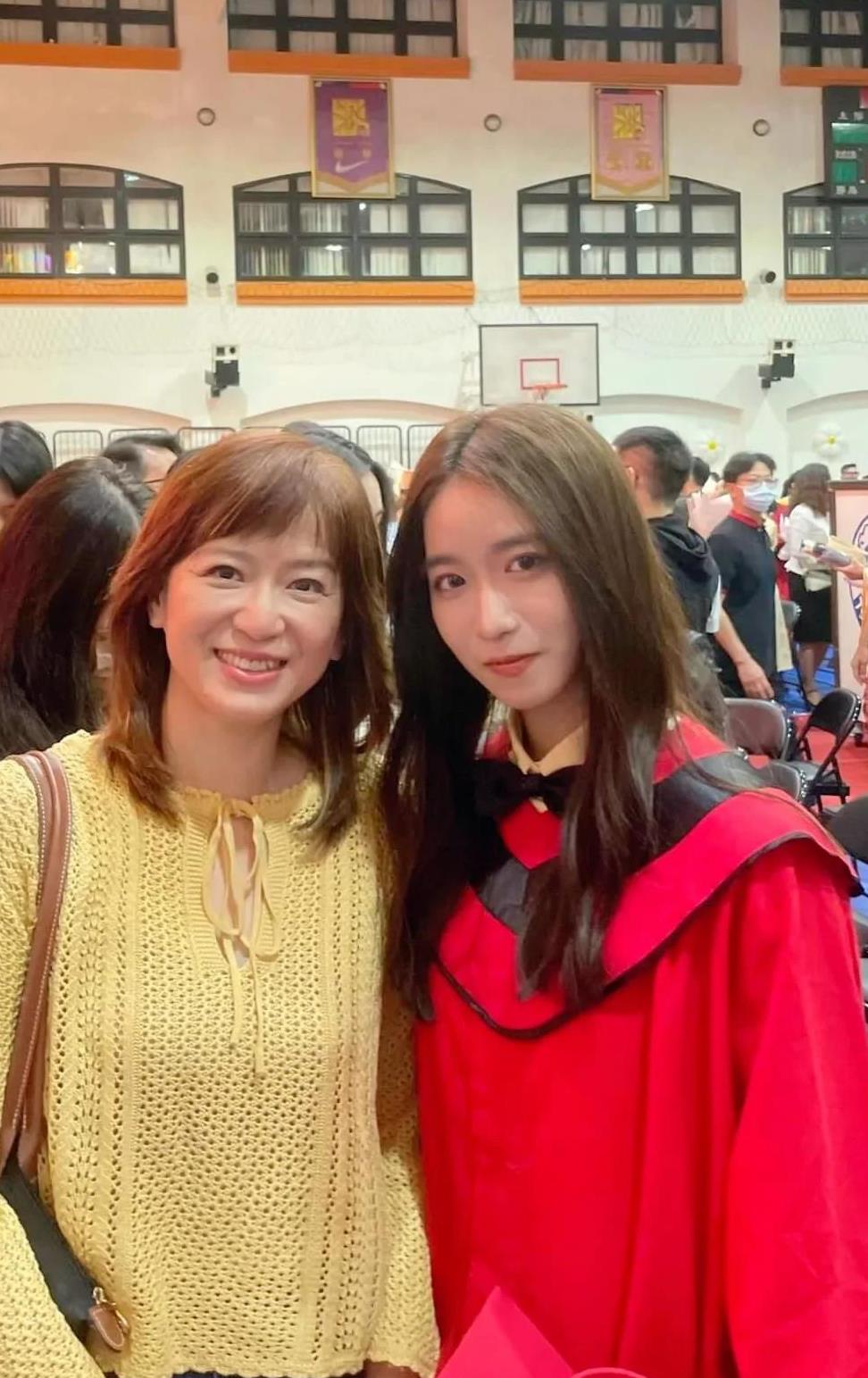 主播周玉琴昨天参加了女儿的高中毕业典礼，女儿在台北市再兴中学成功毕业，表现出色。