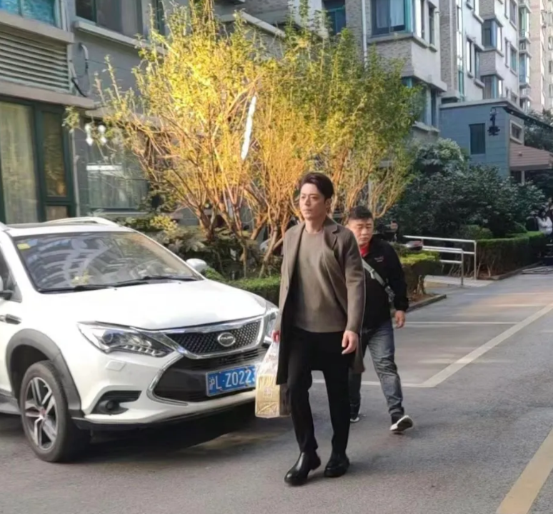 上海小区偶遇霍建华拍戏，44岁的他很年轻，浓眉大眼非常帅气，就是个子不太高！
这