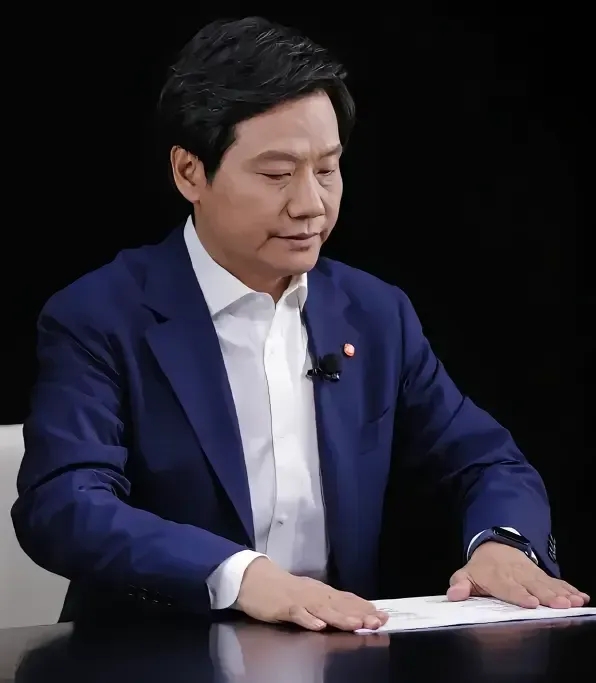 不得不说，雷军是个聪明人。
前一段时间，网上铺天盖地都是骂他的，说他是洋买办，组