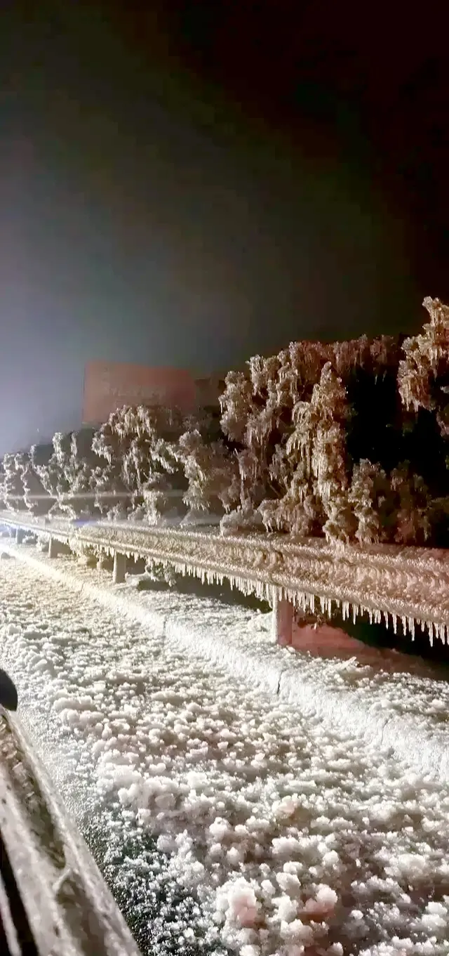 同事已经堵在湖北高速三天三夜了，他说看到网上在很多人在讨论油车电车的问题就觉得可