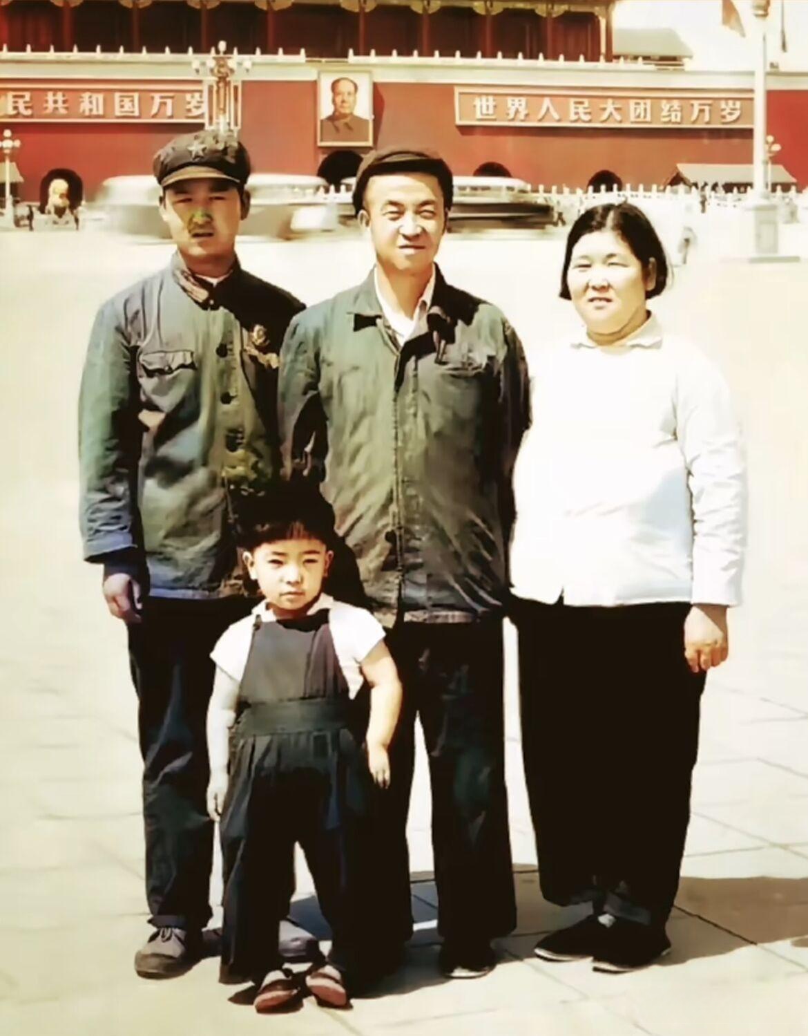1970年，“铁人”王进喜和家人，在天安门前留下了最后一张合影，不久之后，他因胃