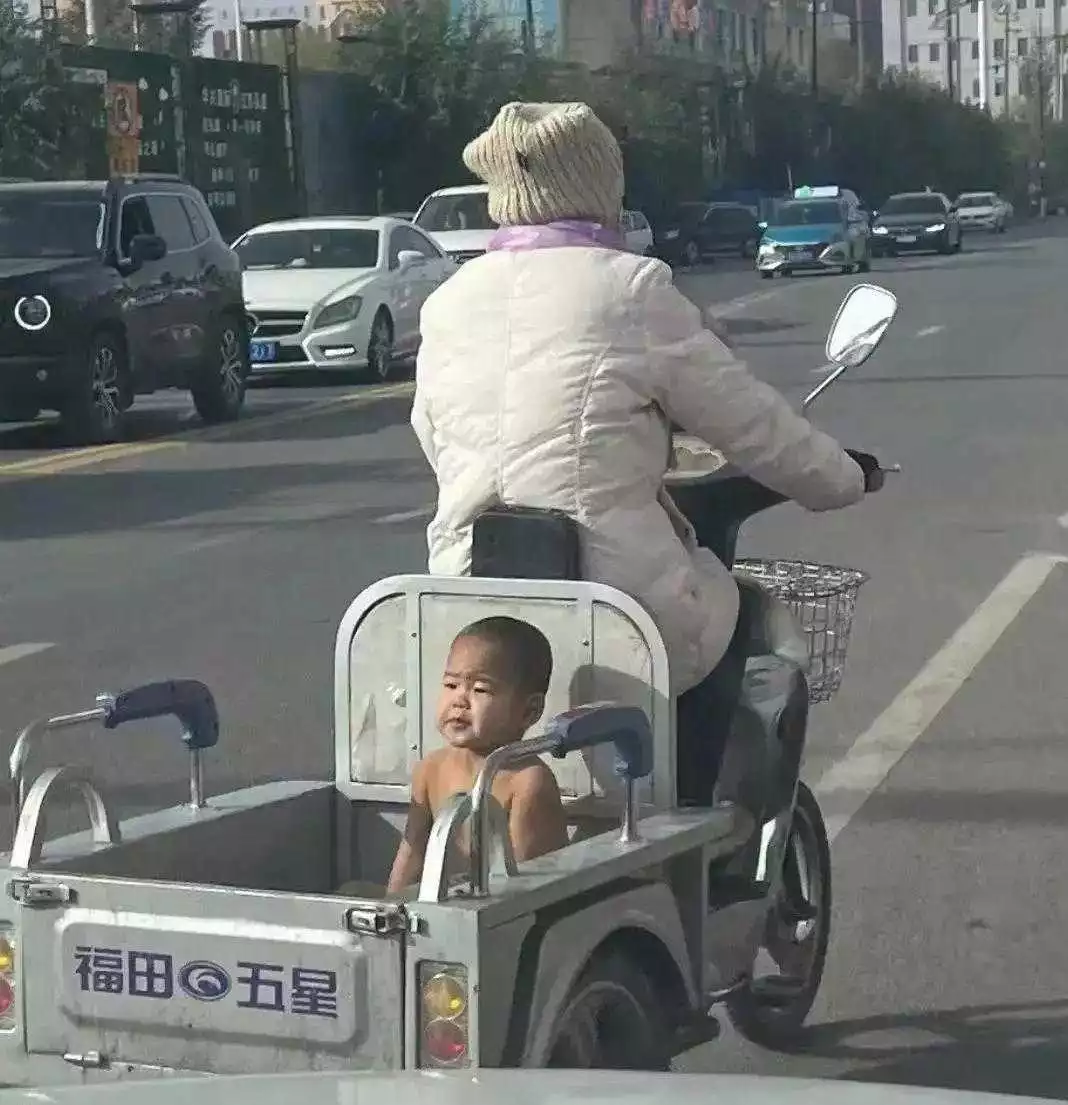 这孩子是捡来的吗？是孩子不怕冷？还是大人心太冷？