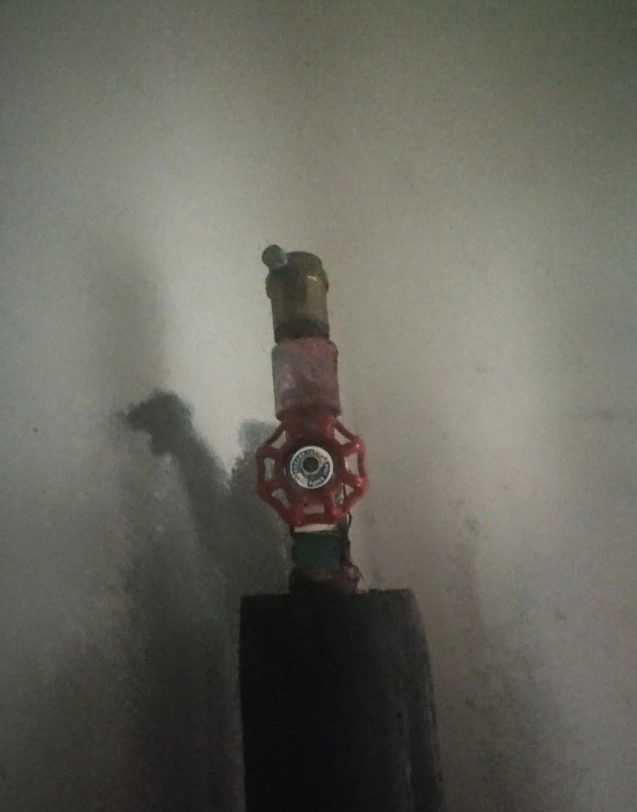 仅需短短五分钟，解决了半个月不热的困扰。早上快九点，门外管井叮当响，开门看见物业