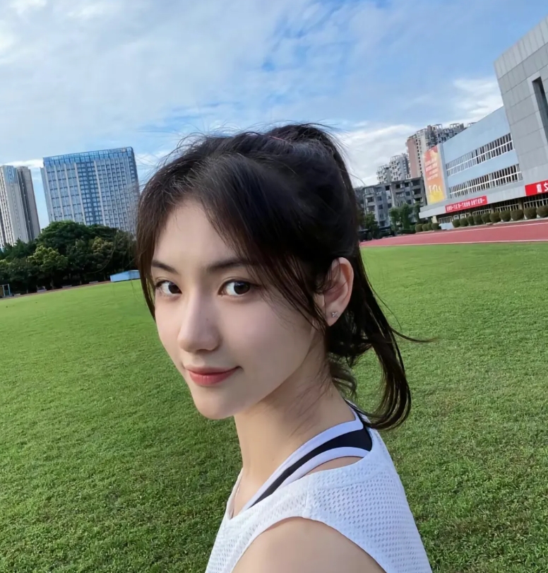 再分享几张夏思凝的生活照，太清纯可爱了#田径#亚运女神
