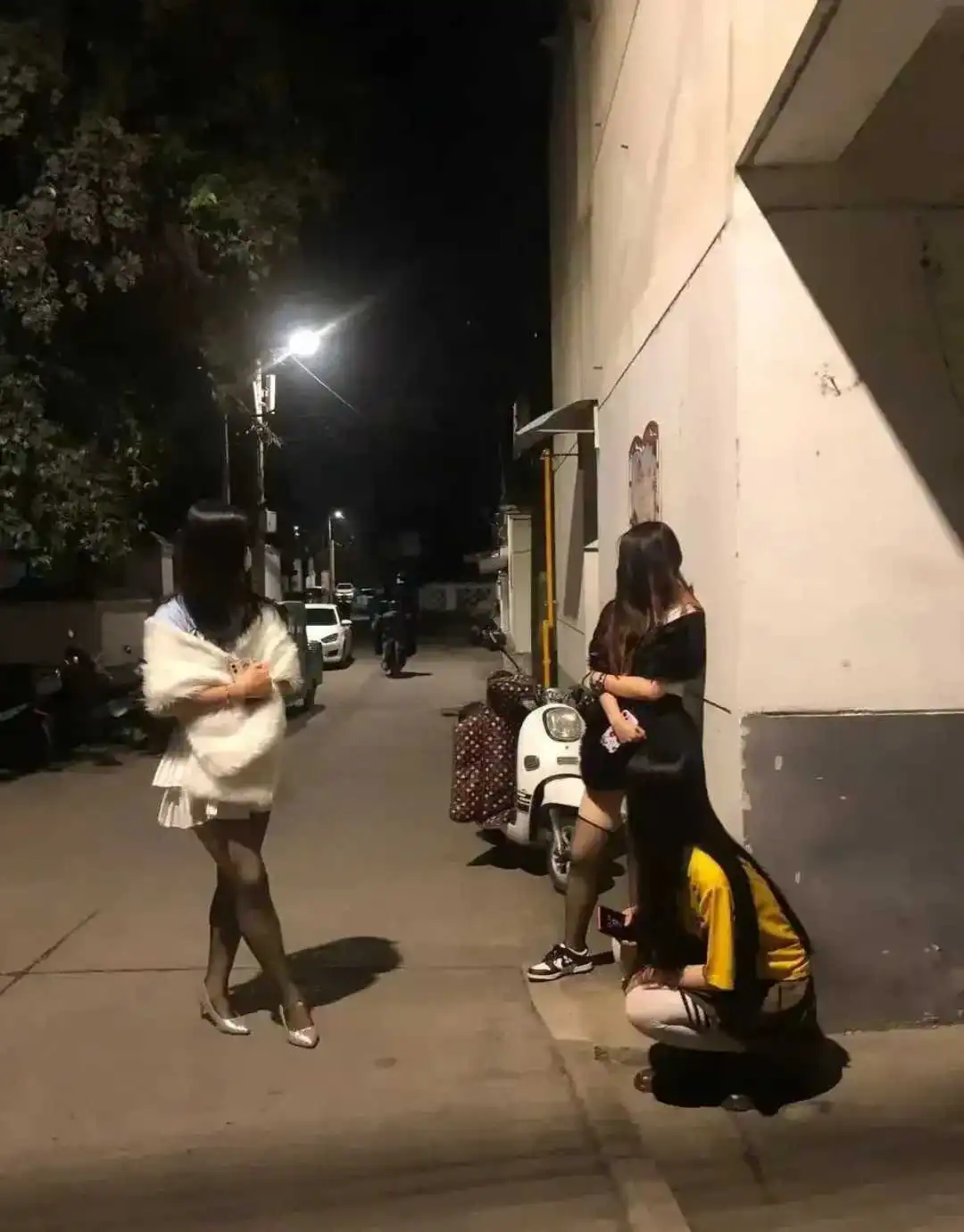 这些姑娘都很懂事，早早就在路口等着她们男朋友下班了……