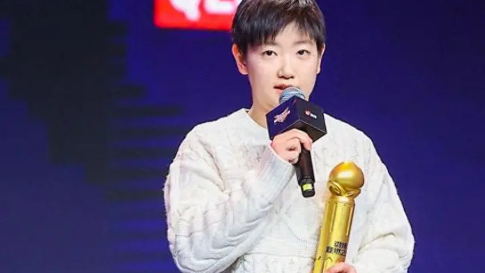 低调！孙颖莎身穿白色毛衣领奖，展现高情商，吴艳妮表明目标