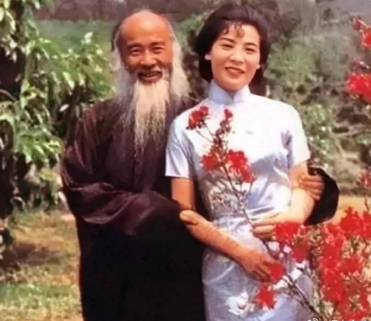 1943年，44岁张大千，看上女儿14岁的闺蜜徐雯波。徐雯波红着脸问：“伯父，我