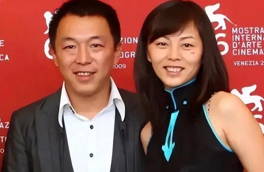 有网友在社交平台上晒出一则视频，主要是分享黄渤姐姐黄洮的生日宴现场，此视频一出后