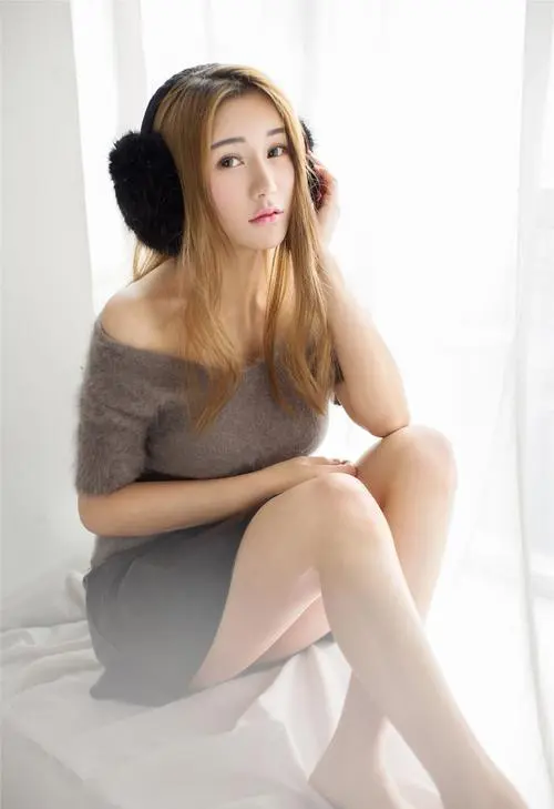 上联：雪肌仍是玉琅玕。

下联：？