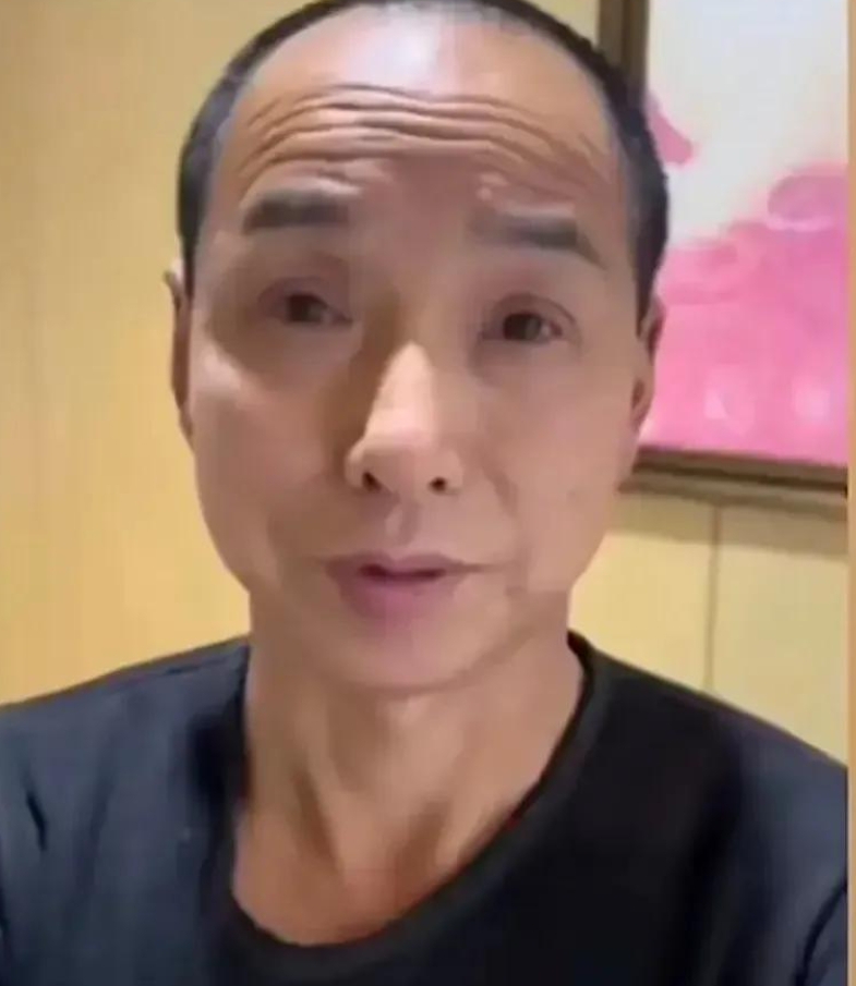笑喷了！这是网上流传的上海一个大爷整容前后的照片对比，他花了5万元做了一个拉皮手
