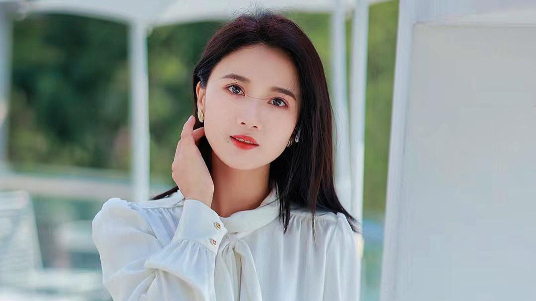 法式森系绿色印花包臀a字半身裙，展现女性时尚态度