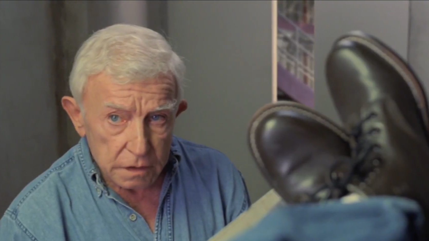 男人为了不被欺负，苦练了一身功夫。进监狱第一天，铁柱发现有个老头占了他的上铺，他