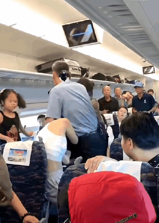 高铁上，女孩在吵闹，坐在她旁边的年轻人在提问。没想到女孩的妈妈却蛮不讲理。她抓住