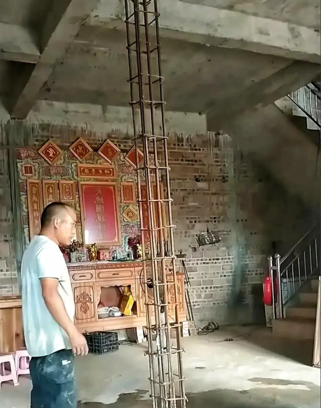 真是无知者无畏！

有户人家，房子建好了，却担心楼板不安全。于是在下边加一个柱子