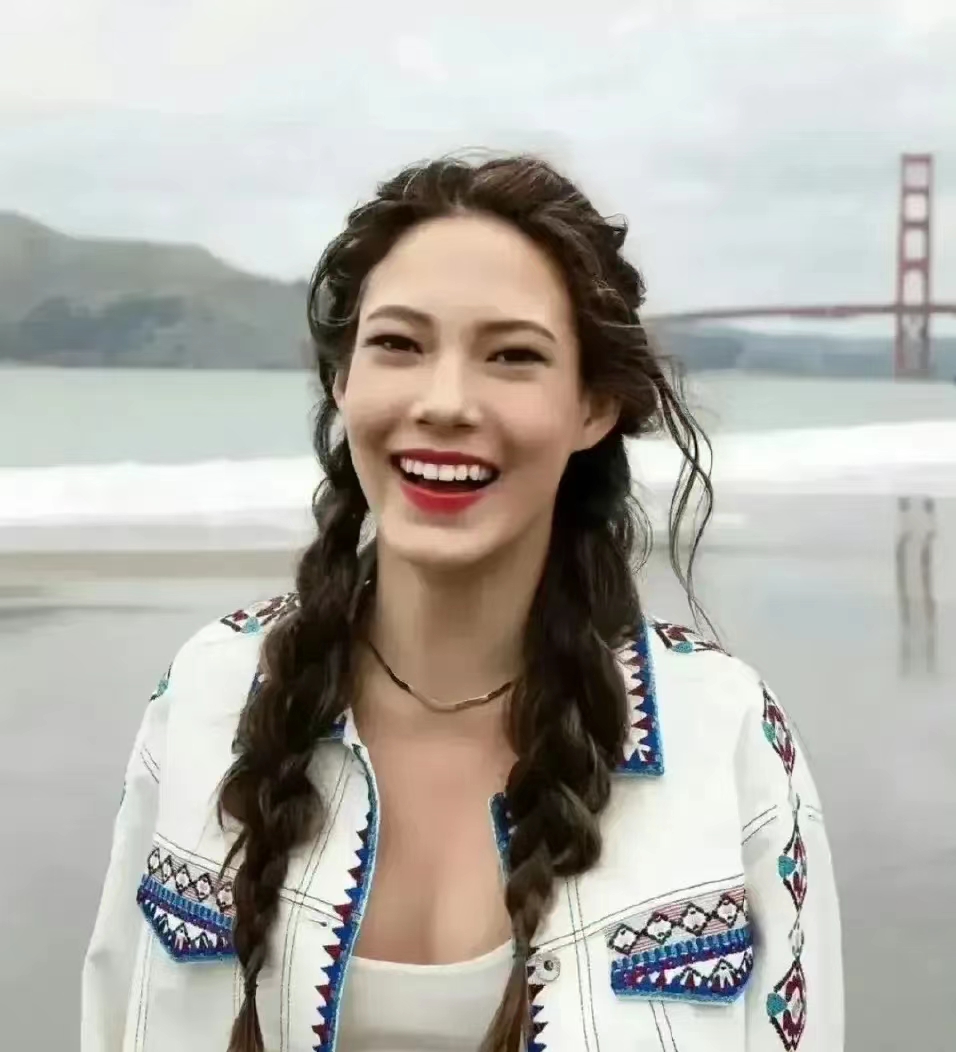 谷爱凌想保持欧美风，就需要不停的染发
梅根想要去非裔血统，头发要不停的拉直

谷