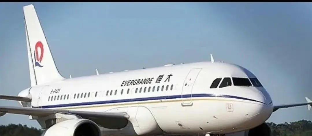 许家印海陆空三栖座驾：
1、豪华游艇：售价6000万美元，荷兰制造，恒大危机后，